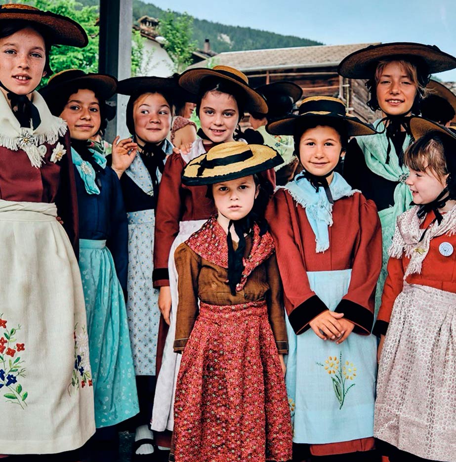 Danseuses du groupe folklorique No s'Atro Bon Bagna (