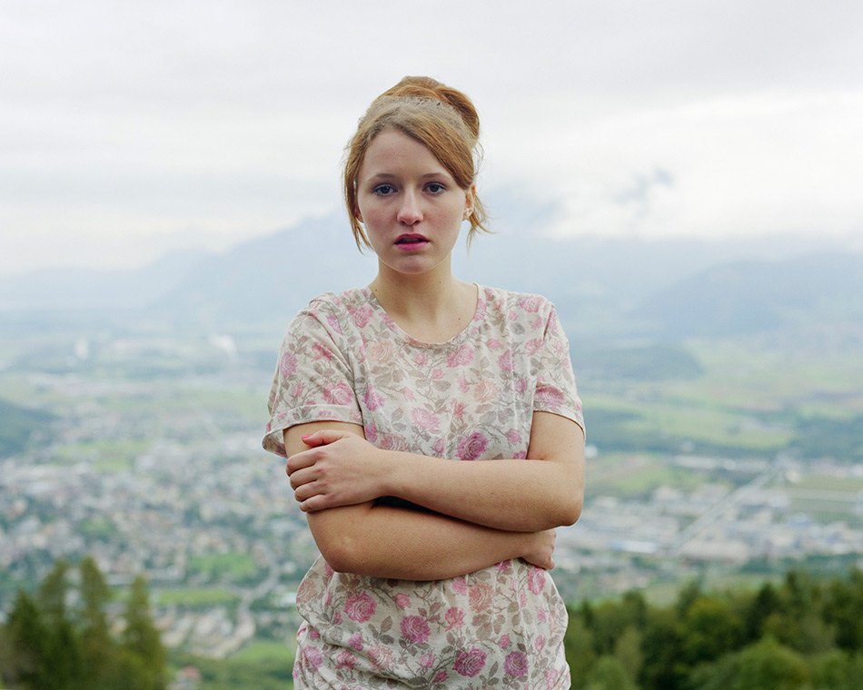 Corinne Vionnet, Julie, Choëx, 2010, série Di Lé – Du Glacier du Rhône au Lac Léman, 2007-2012, Musée d’art du Valais, Sion © Corinne Vionnet, 2010