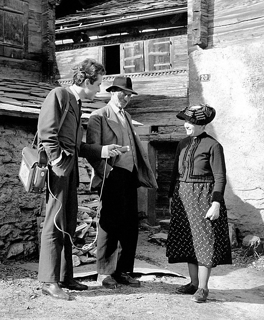 Tournage d’une émission de radio en patois, val d’Annniviers, 1960 (c) Frido Pont, Médiathèque Valais-Martigny