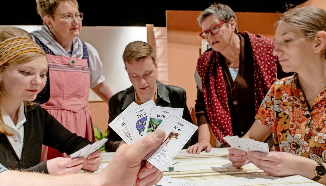 Légende: Ambiance dju di kârtè po le patê (jeu de cartes pour le patois), par les jeunes patoisants de la Tropa dou tèâtro di patêjan de la Grevire, octobre 2022 (c) Alain Wicht