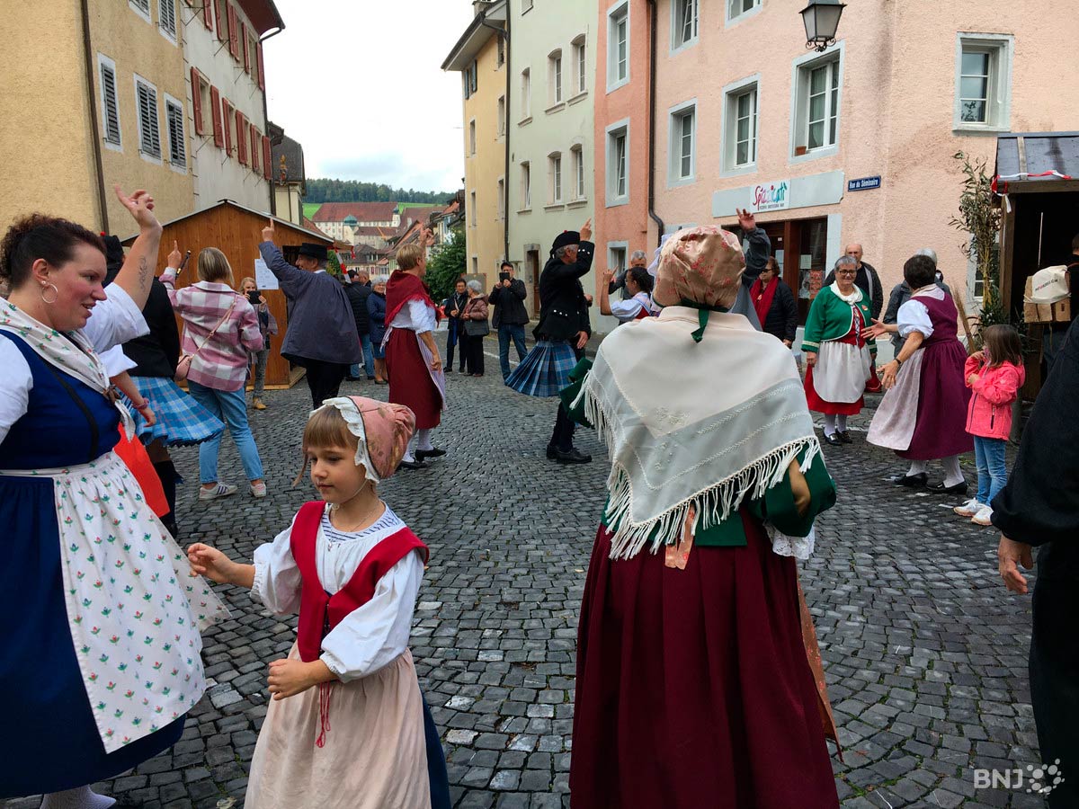 Patois vivant, danse traditionnelle dans les rues de Porrentruy, Fête romande et internationale des patoisants 2022 © Radio Fréquence Jura , RFJ