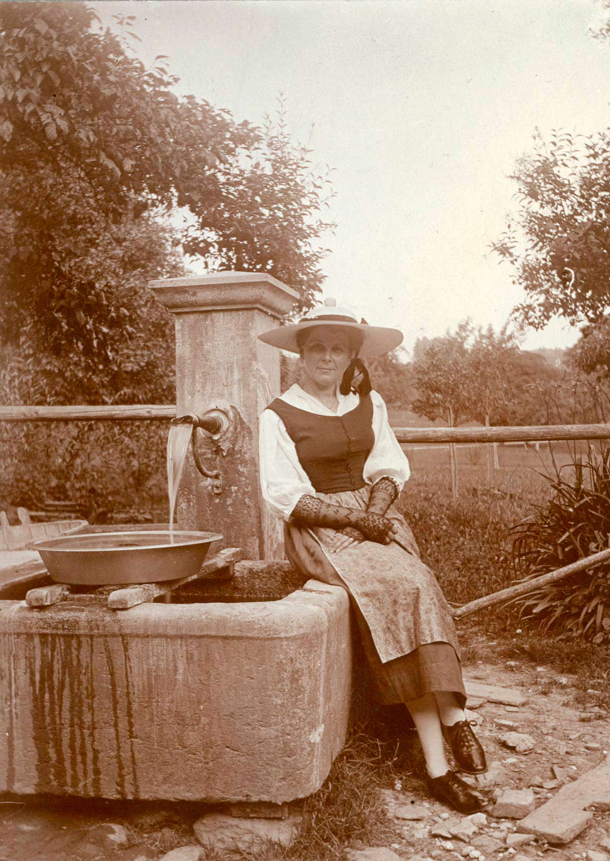 Vaudoise en costume, Morges 1917