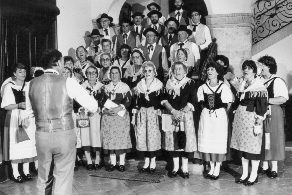 Le chœur de l'Amicale des patoisants vadais, Delémont 1985 © Archives cantonales jurassiennes (ArCJ)