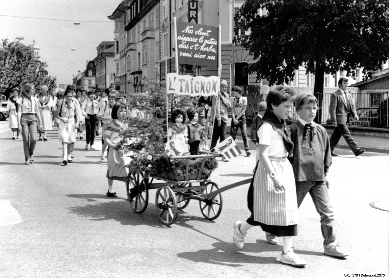 Fête cantonale des patoisants, les enfants des Franches-Montagnes défilent, Delémont 1990 © Archives cantonales jurassiennes (ArCJ)